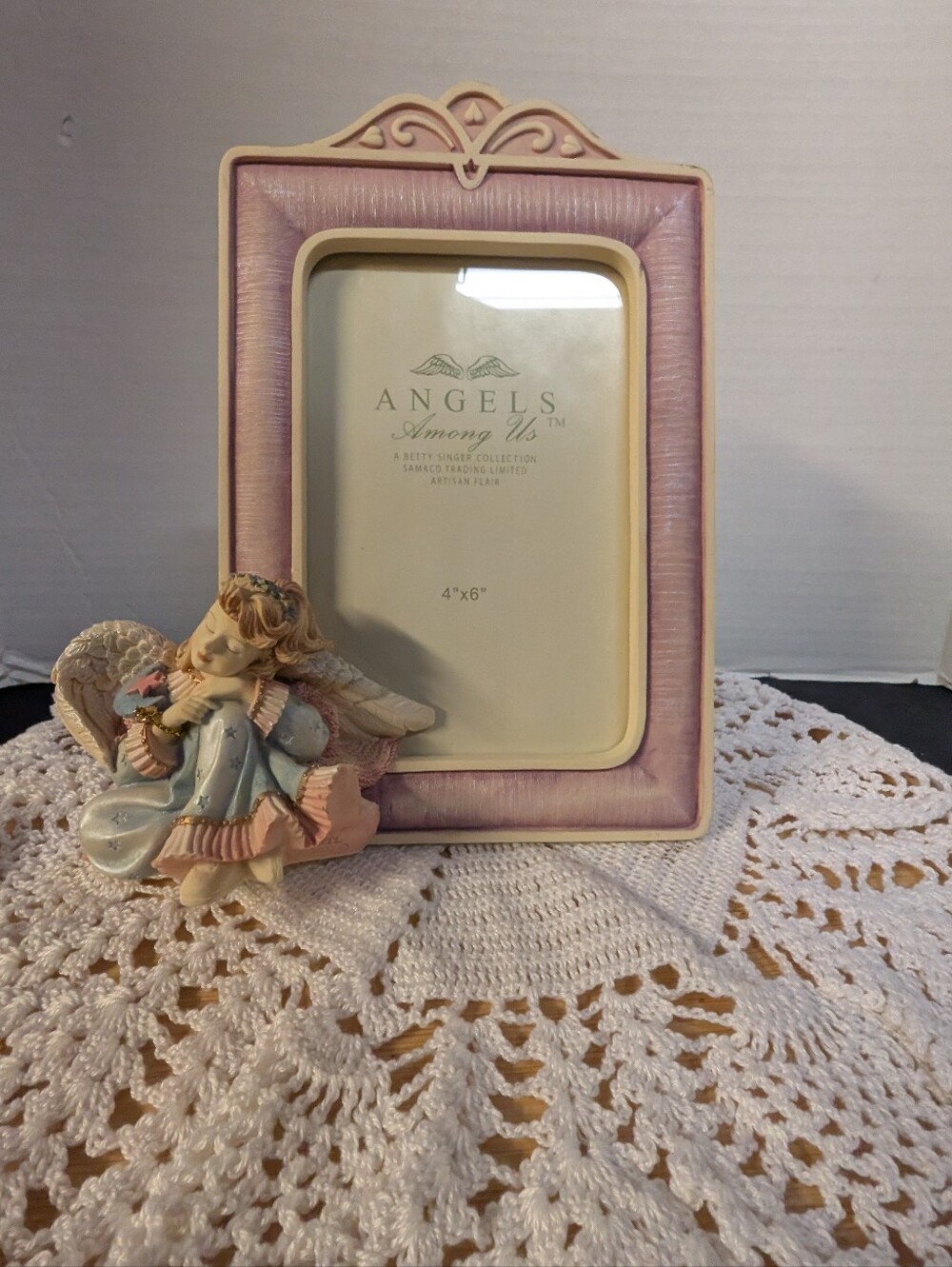 New BETTY SINGER-ANGELS AMONG US .Ceramic GIRL ANGEL 2002 Signed 4 X 6 Frame